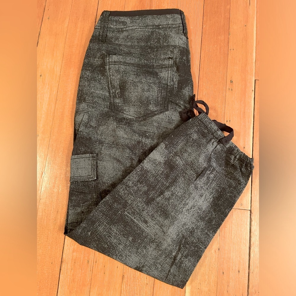 DKNY Dark Camo Cargo Lightweight Capri Pants. Size 4